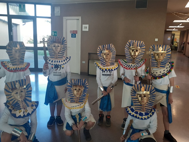 Alunni con maschera di Tutankhamon