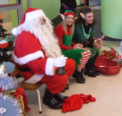 Babbo Natale e Folletti ascoltano i canti natalizi