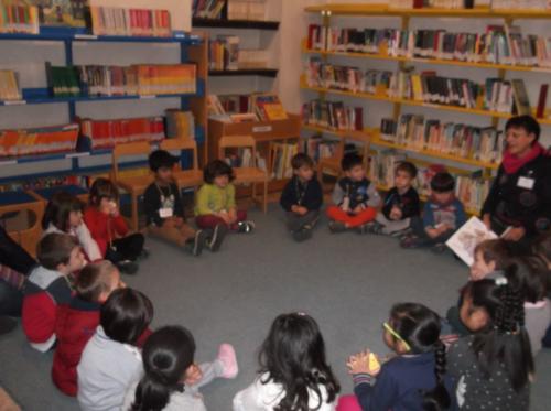 alunni sezione blu seduti in cerchio ad ascoltare un racconto