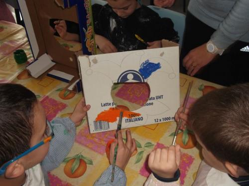 I bambini dipingono la sagoma del viso del giullare