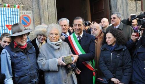 A Milano con Liliana Segre e una "pietra d'inciampo".