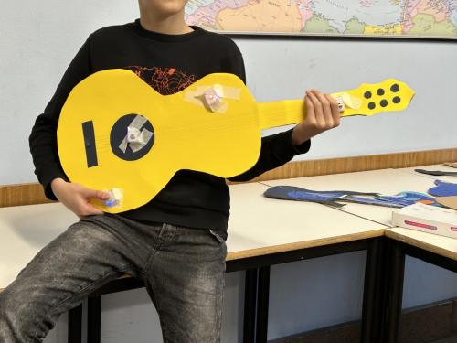 Creazione di un prototipo di chitarra con utilizzo di materiale di riciclo e utilizzo di sensori SamLabs per mettere suoni ed effetti luminosi.