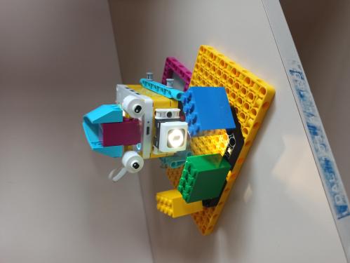 Creazione di un robot somigliante ad un cagnolino con kit Lego Spike Prime, programmato dagli alunni per produrre suono diversi in base al colore mostrato.