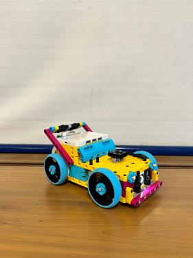 Creazione di una macchina con kit Lego Spike Prime, programmata dagli alunni per muoversi nelle diverse direzioni utilizzando il sensore di colore.