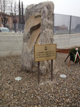 Il monumento a ricordo dei martiri delle foibe nell'omonima piazza