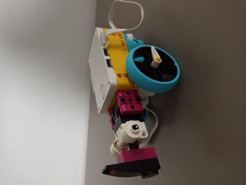 Creazione di un robot somigliante ad un rinoceronte con kit Lego Spike Prime, programmato dagli alunni per muoversi e cambiare direzione quando incontra un ostacolo.