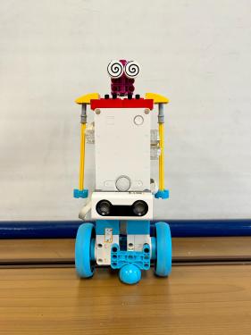 Creazione di un robot con kit Lego Spike Prime, programmato dagli alunni per fermarsi in prossimità di un ostacolo.