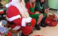 Babbo Natale e Folletti ascoltano i canti natalizi